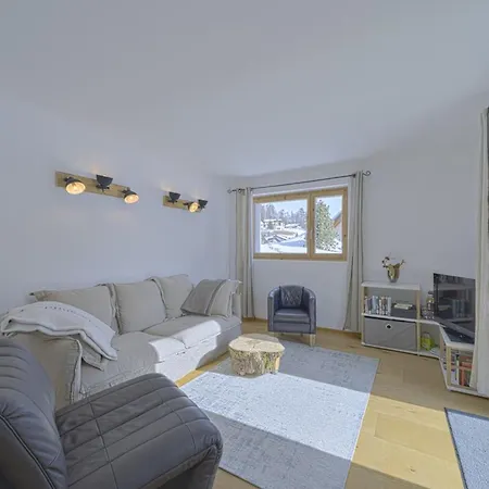 Chesa Muntanella - *