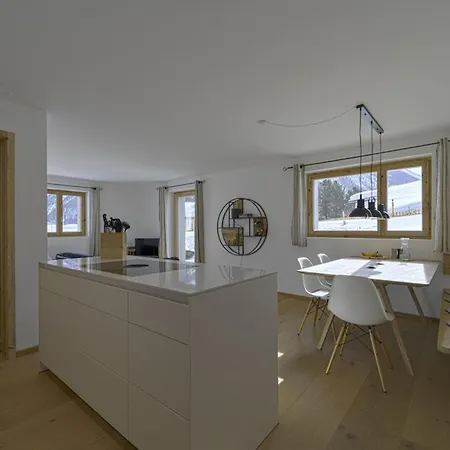 Chesa Muntanella - *