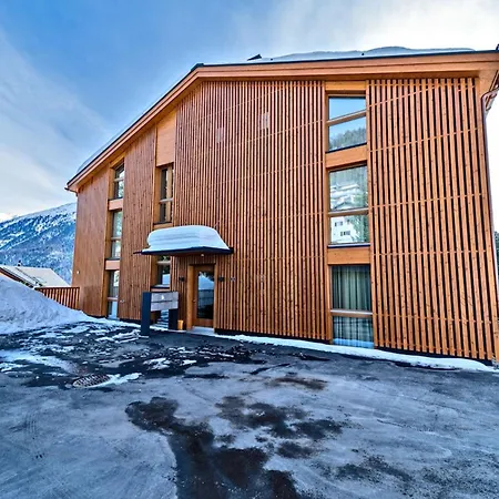 Chesa Muntanella - *