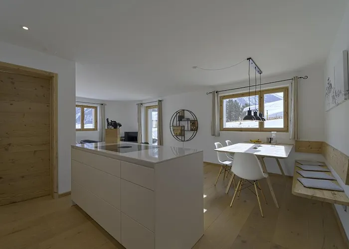 Chesa Muntanella - *