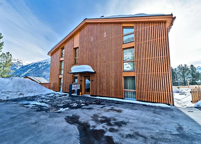 Chesa Muntanella - *