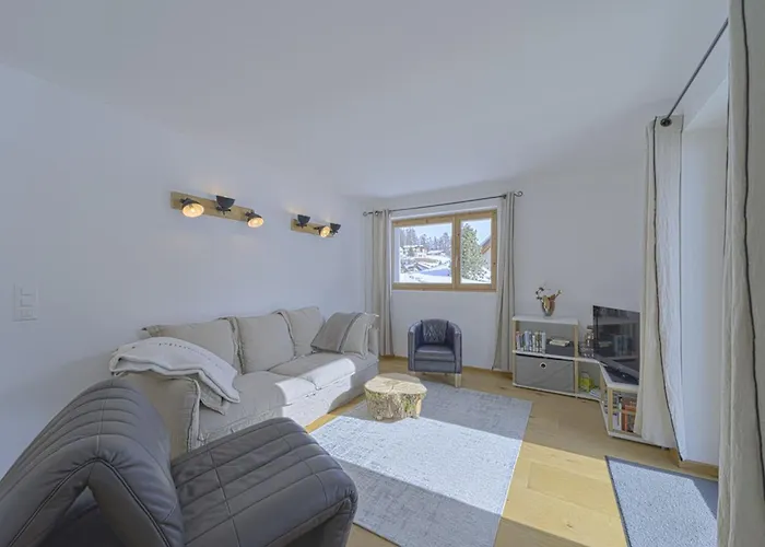 Chesa Muntanella - *